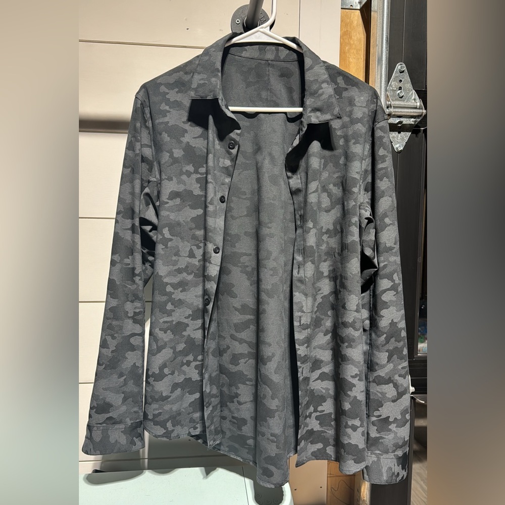 Lululemon Men’s Long Sleeve - black camo - size M